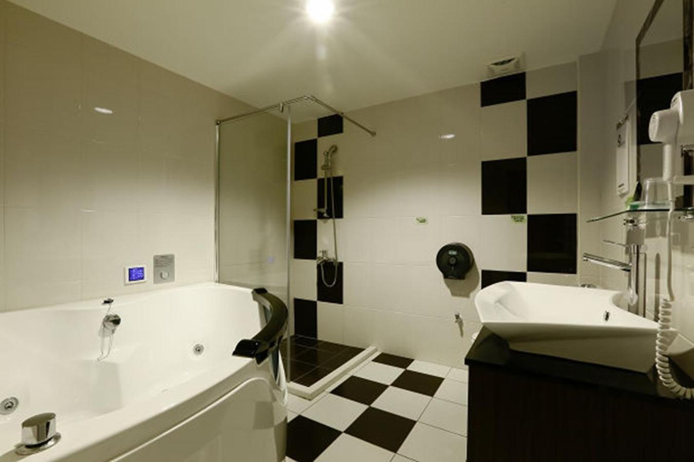 Hua Xiang Motel - Arena Kaohsiung Zewnętrze zdjęcie