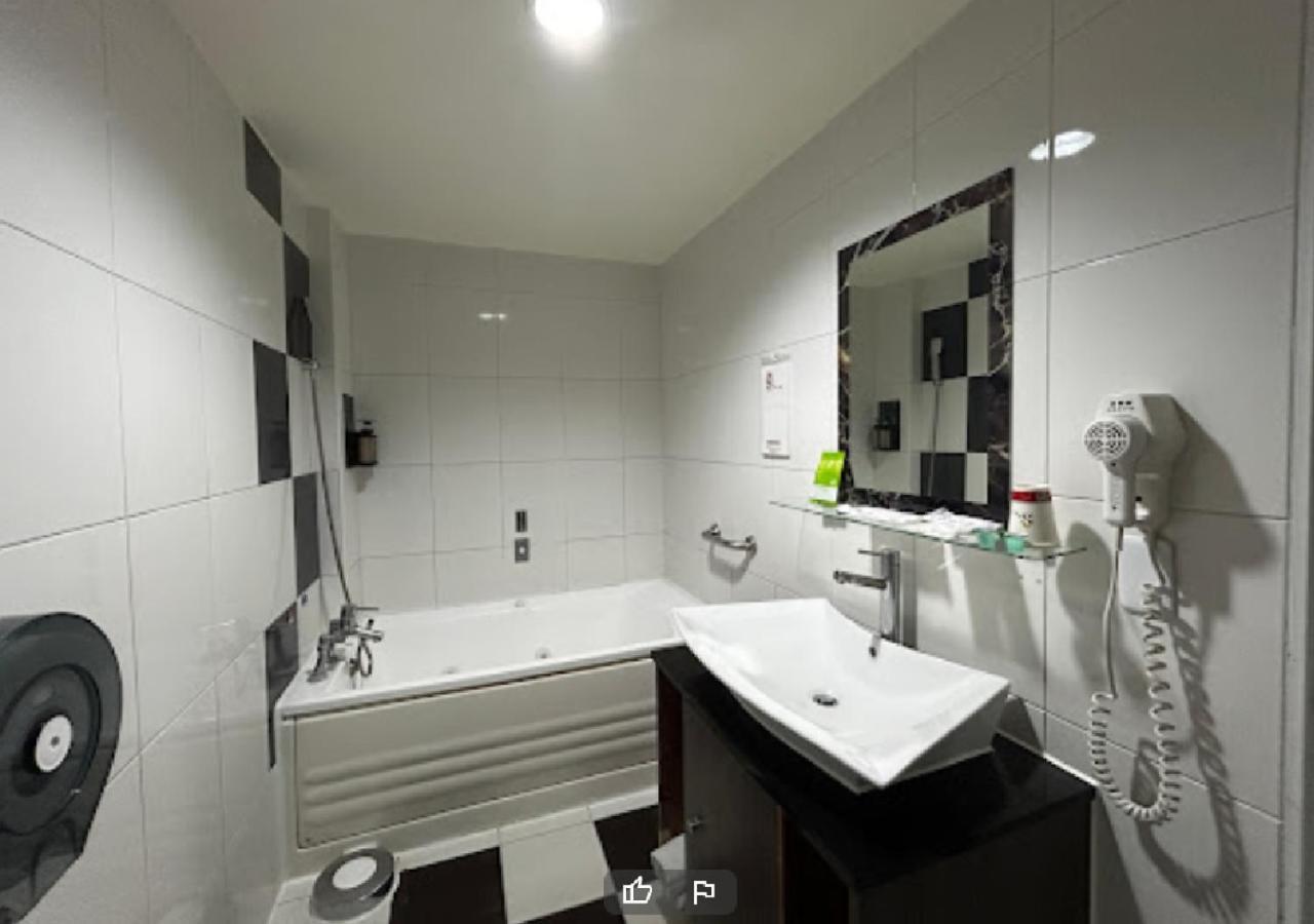 Hua Xiang Motel - Arena Kaohsiung Zewnętrze zdjęcie